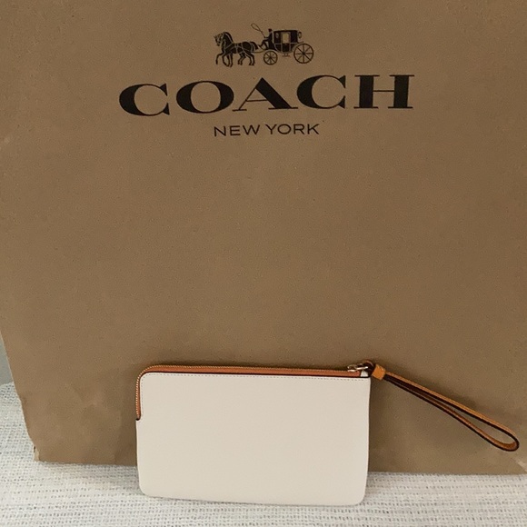 πFINAL SALE COACH OFF WHITE LEATHER WRISTLET WALLET NWT $128 RV! - Picture 2 of 3